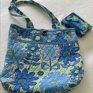 Vera Bradley - tote bag with matching wallet in retired “doodle daisy“ pattern